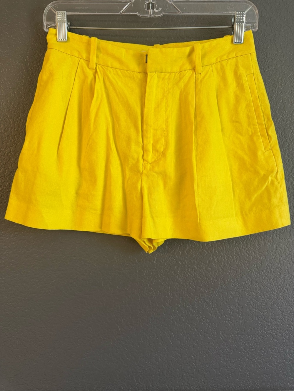 ALICE & OLIVIA • Conry Linen Pleated Shorts Yellow High rise - size 2 - Picture 4 of 7